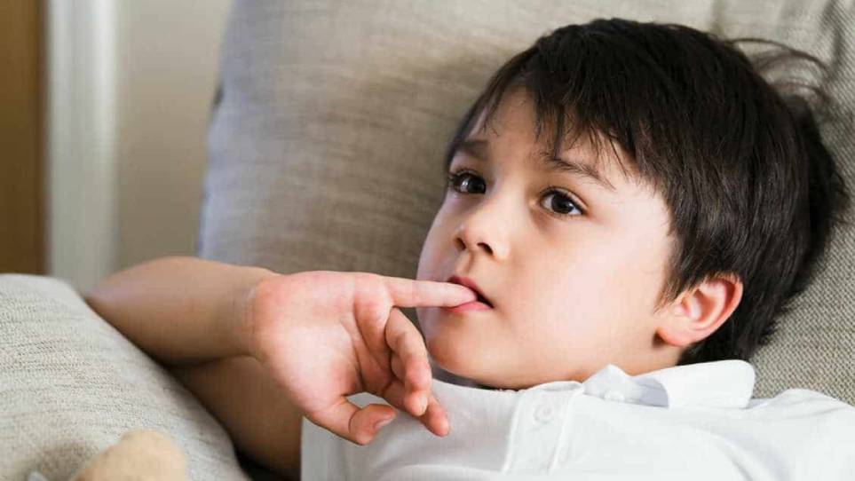 رفتار تکراری متمرکز بر بدن: چرا بچه‌ها ناخن می‌جوند یا پوست دور انگشتشان را می‌کنند؟
