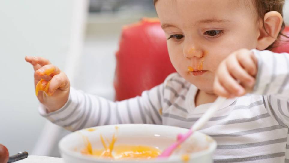 چرا  کودک یک تا دو ساله دیگر غذاهای مورد علاقه‌اش را نمی‌خورد و چه باید کرد؟