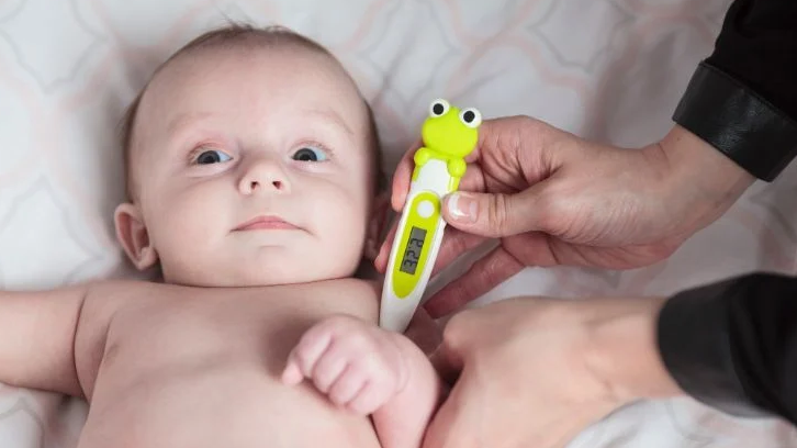دمای بدن کودک را چطور اندازه‌ بگیرید: از چه نوع دماسنجی باید استفاده کرد؟