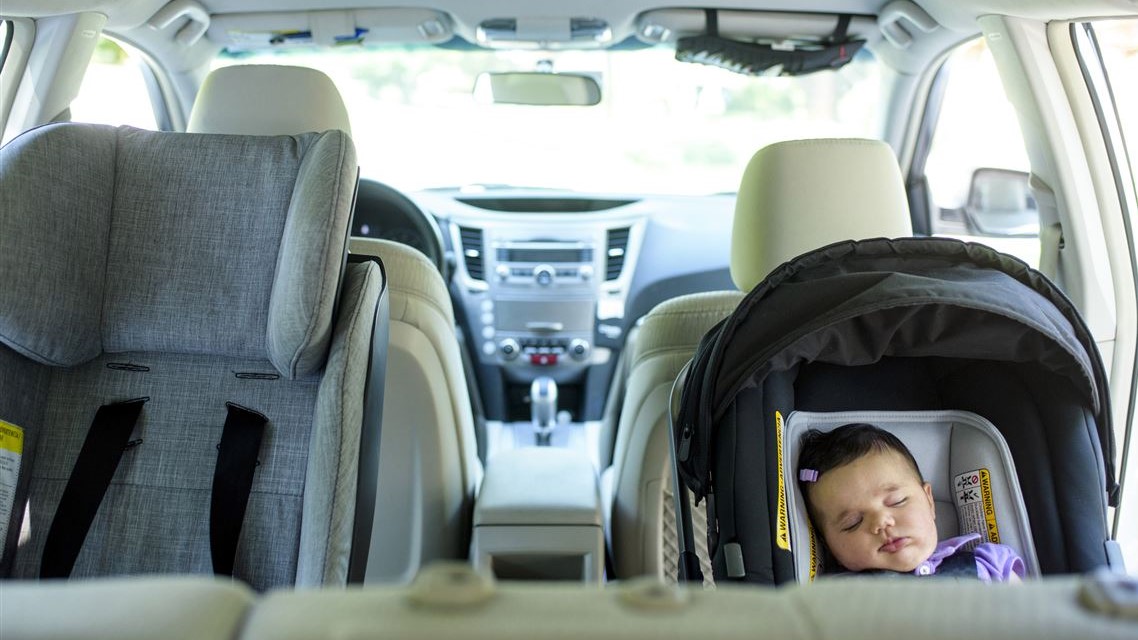 نشستن رو به عقب بچه‌ها در صندلی‌ ماشین کودک مهم است