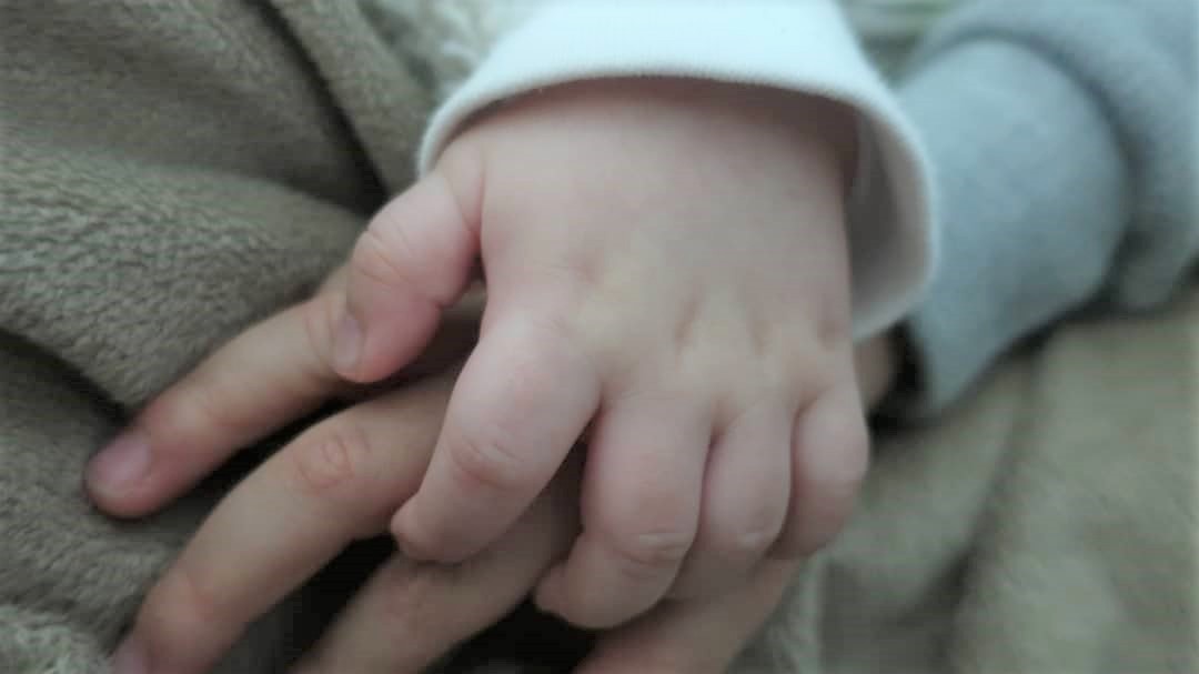 چرا کودک فقط از یک دست یا یک سمت بدنش استفاده می‌کند