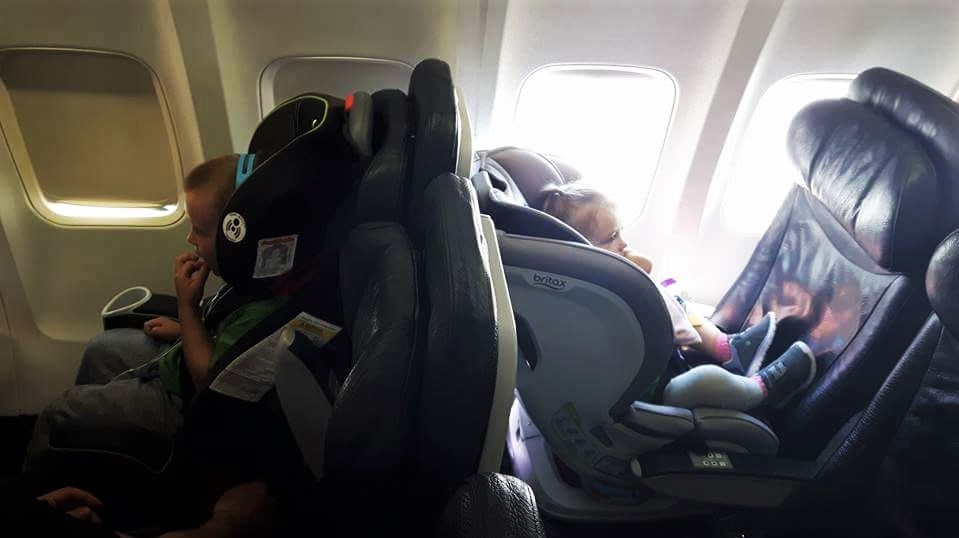 صندلی ایمنی کودک در هواپیما: چطور در هواپیما کودک را روی صندلی بنشانید؟