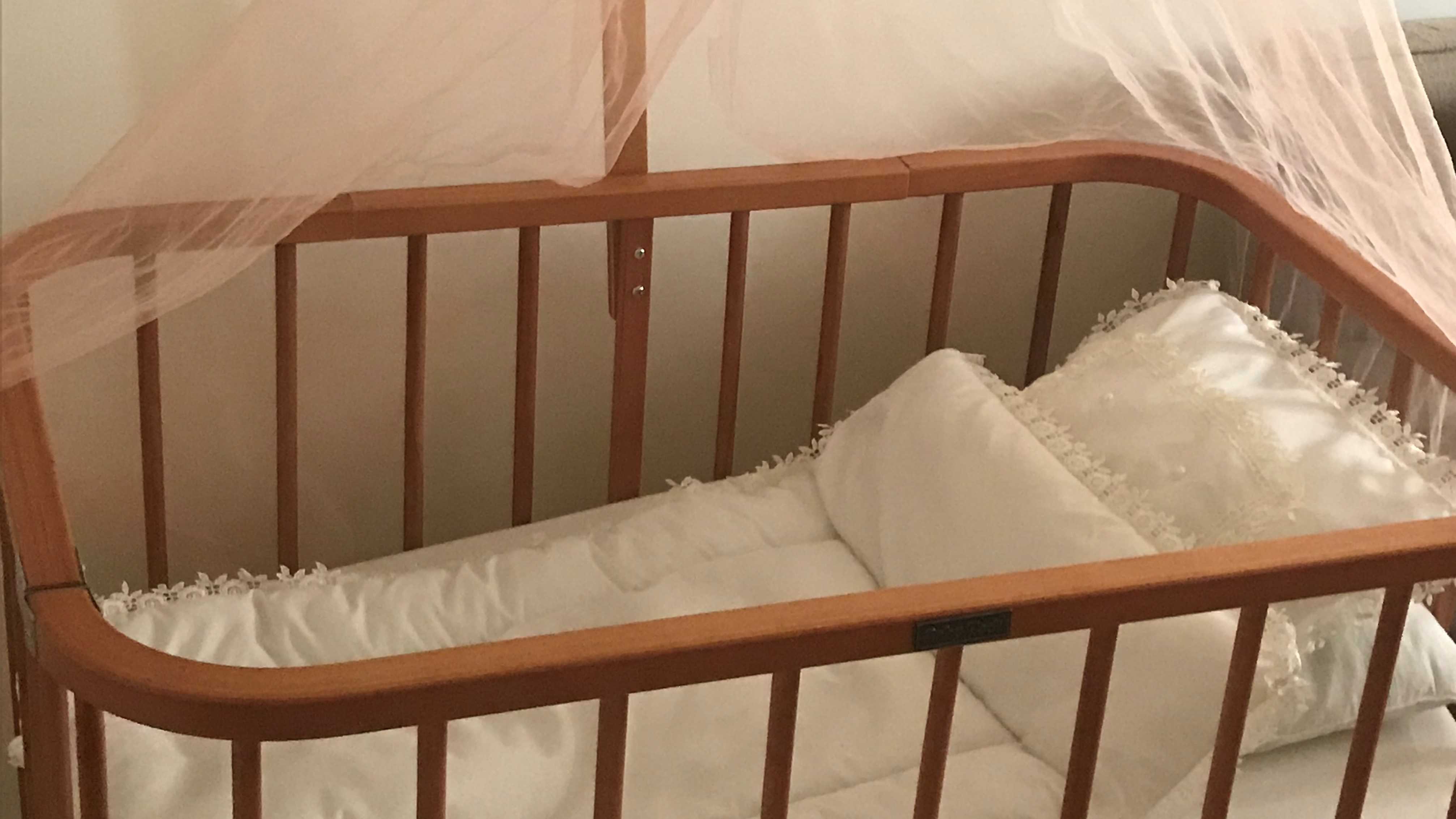 گذاشتن چه چیزهایی در تختخواب نوزادان خطرساز است؟
