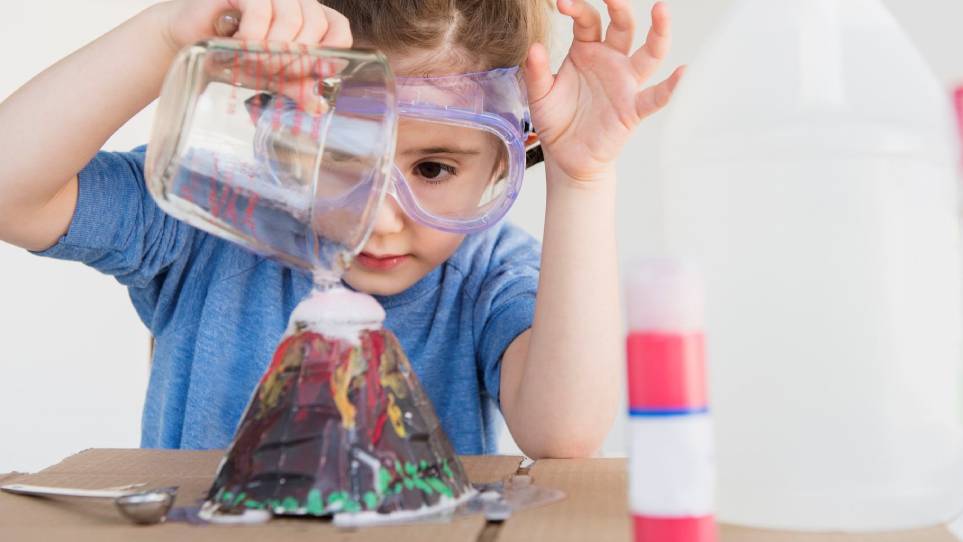 چطور علاقه‌ٔ کودکتان به علم را تشویق کنید
