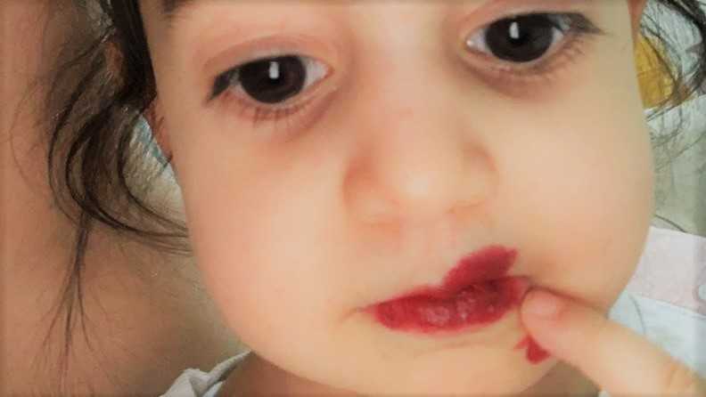 آیا طبیعی است که کودکم خیلی درگیر آرایش کردن باشد؟