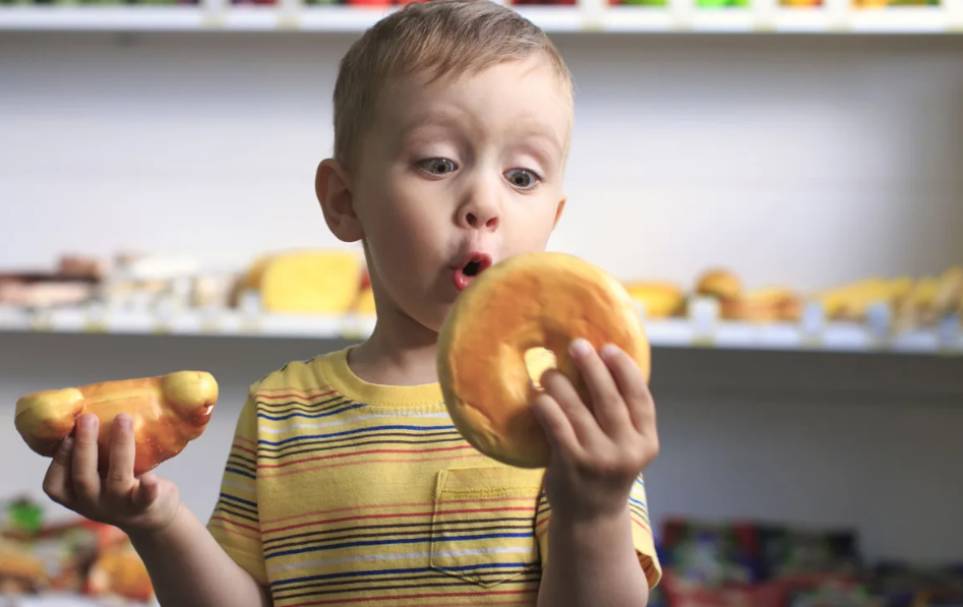 مشکلات تغذیه در کودکان: خوردن هله‌‌هوله و خوراکی‌هایی با ارزش غذایی صفر
