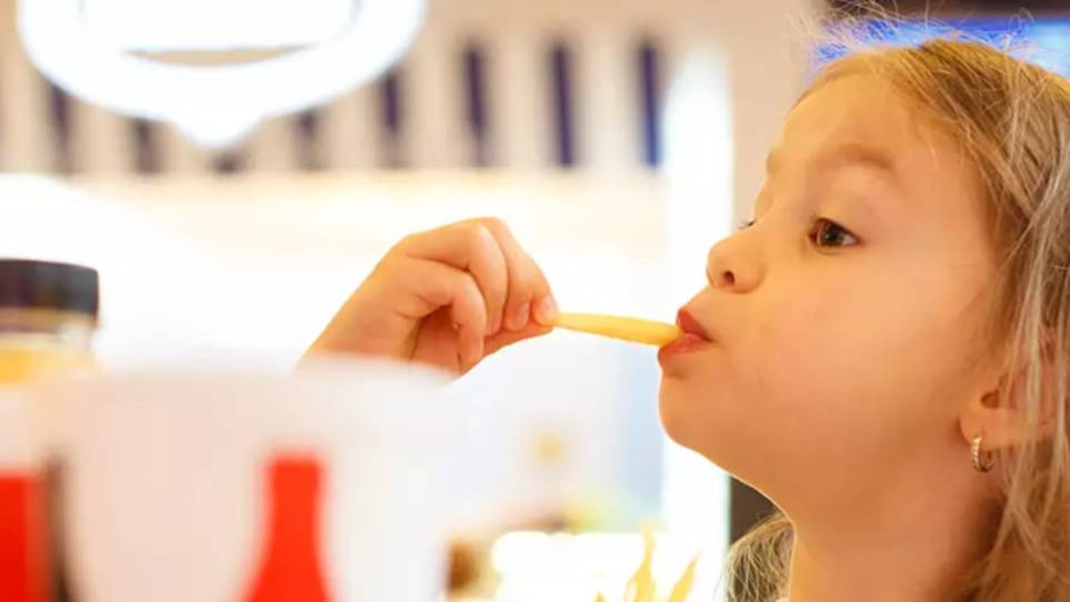 چطور به کودکتان یاد بدهید در خانهٔ دیگران خوراکی‌های ناسالم نخورد؟