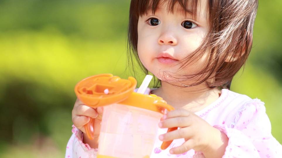 آیا مصرف زیاد آب‌میوه می‌تواند باعث اسهال کودک شود؟