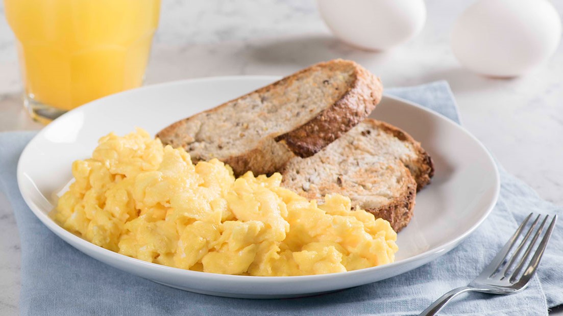 صبحانهٔ کودک: تخم‌مرغ با شیر و کنجد
