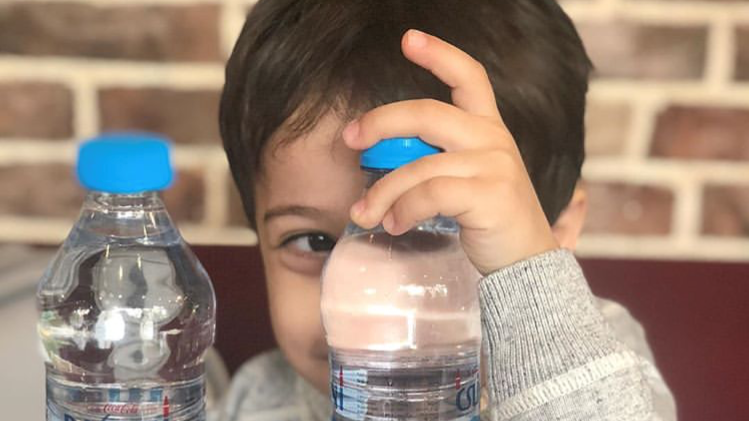 کودک از چه سنی می‌تواند آب بنوشد؟