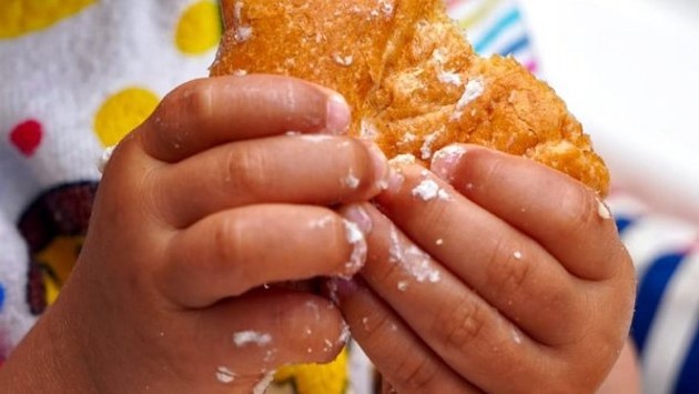 بدغذاها: کودکی که سوزنش روی یک غذا گیر کرده است