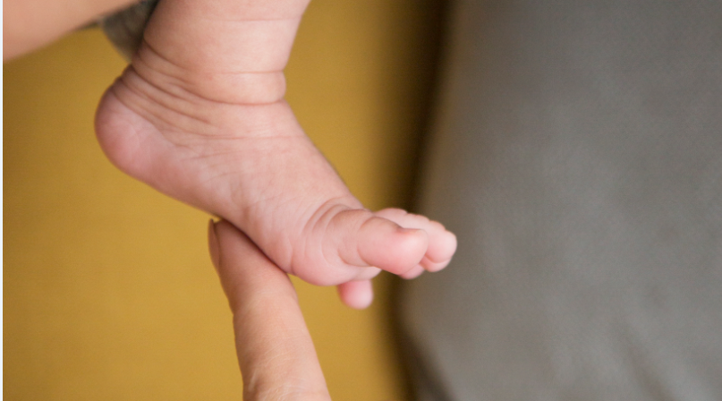 آیا تشویق زودهنگام نوزاد به ایستادن کار درستی است؟