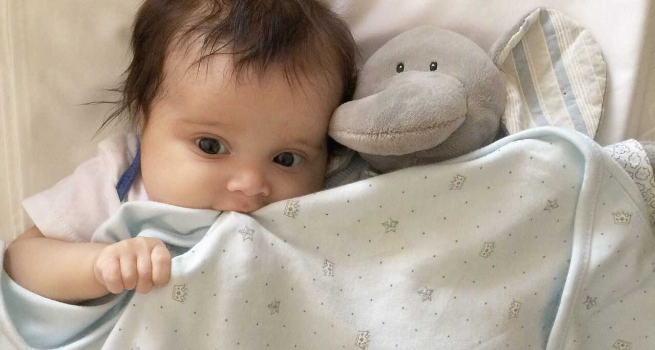 بدن نوزاد هنگام خواب به چه دمایی و چقدر لباس نیاز دارد؟